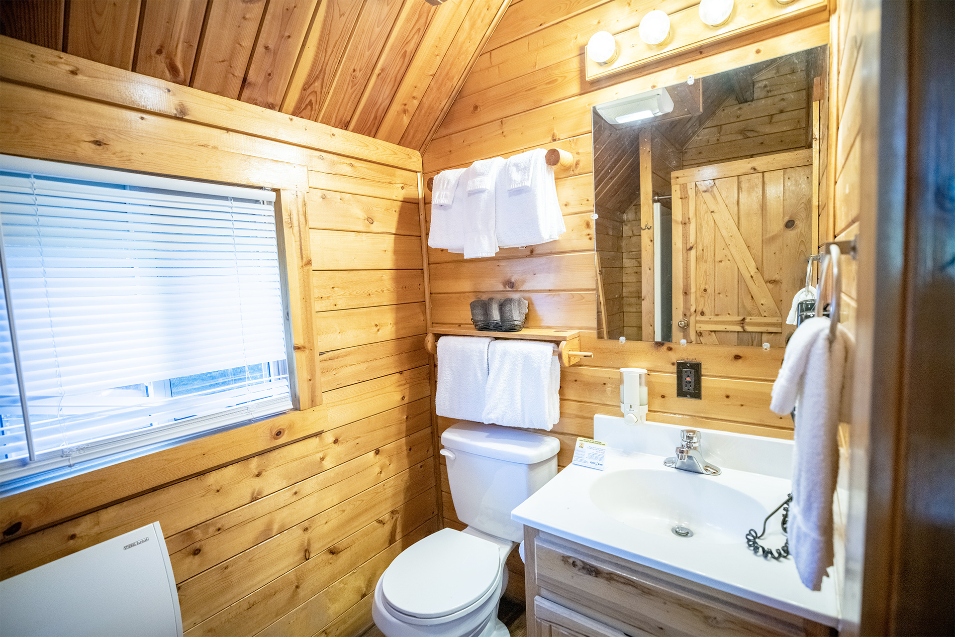 DC506 - Deluxe Cabin, 1 Room Cottage, River
