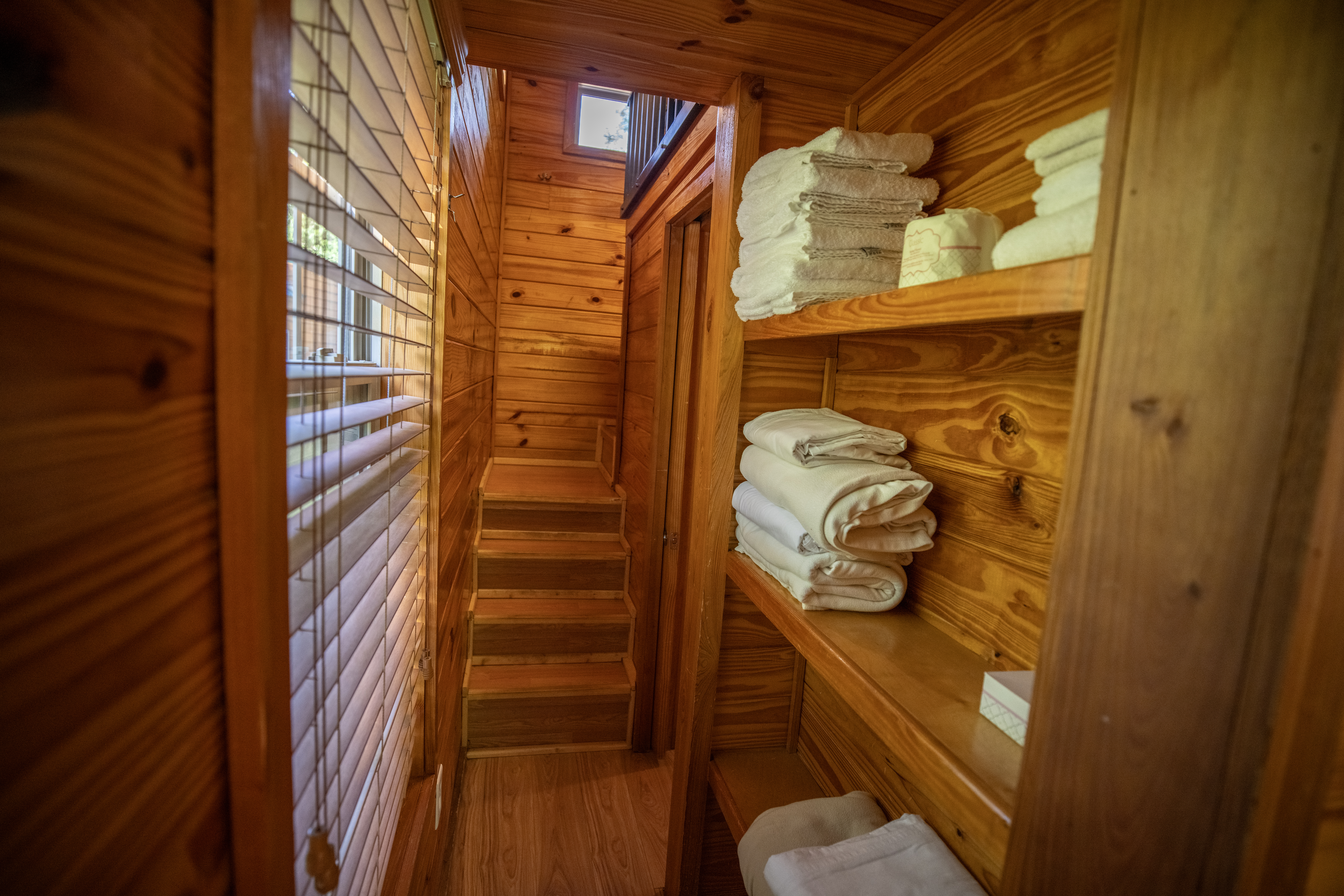 DC226 - Deluxe Cabin, 2 Room with Loft, River