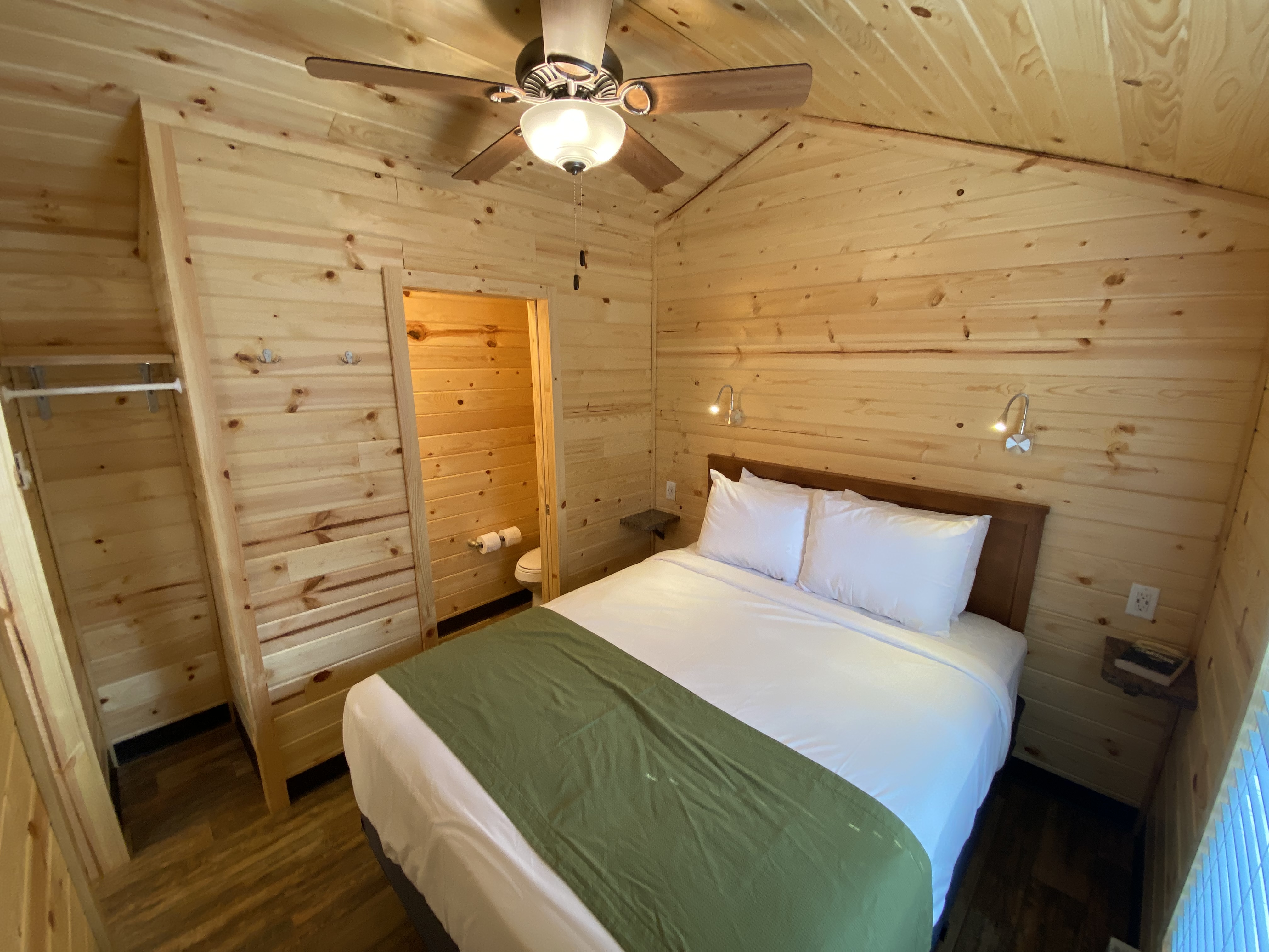 Deluxe cabin 2 bedroom 1.5 bathroom