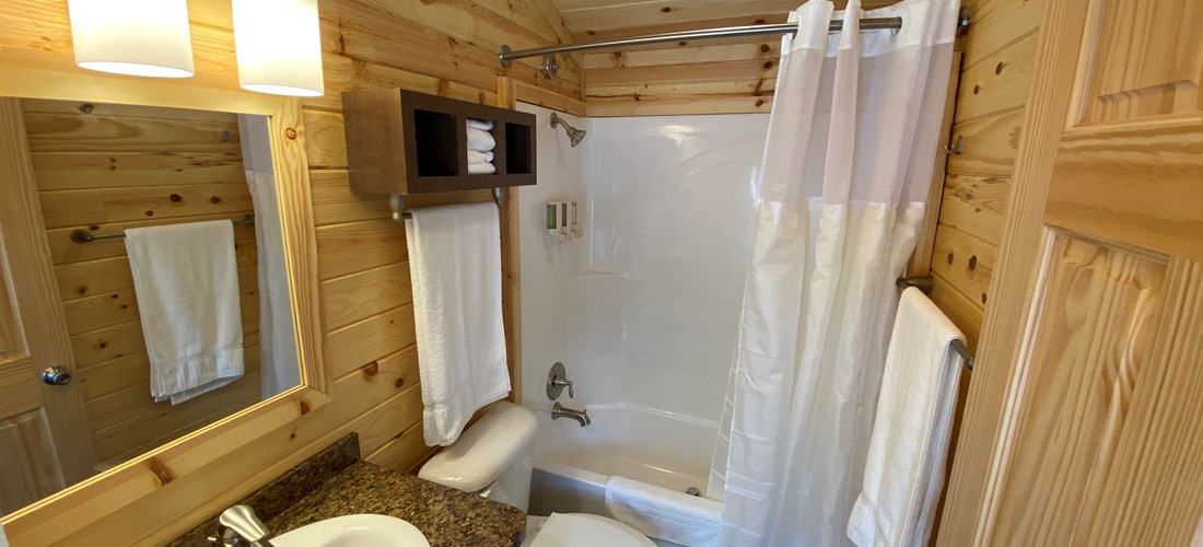 Deluxe cabin 2 bedroom 1.5 bathroom