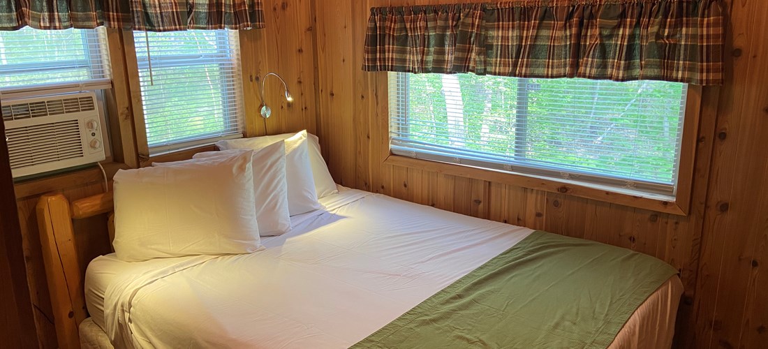 Deluxe cabin with loft main bedroom queen-side bed