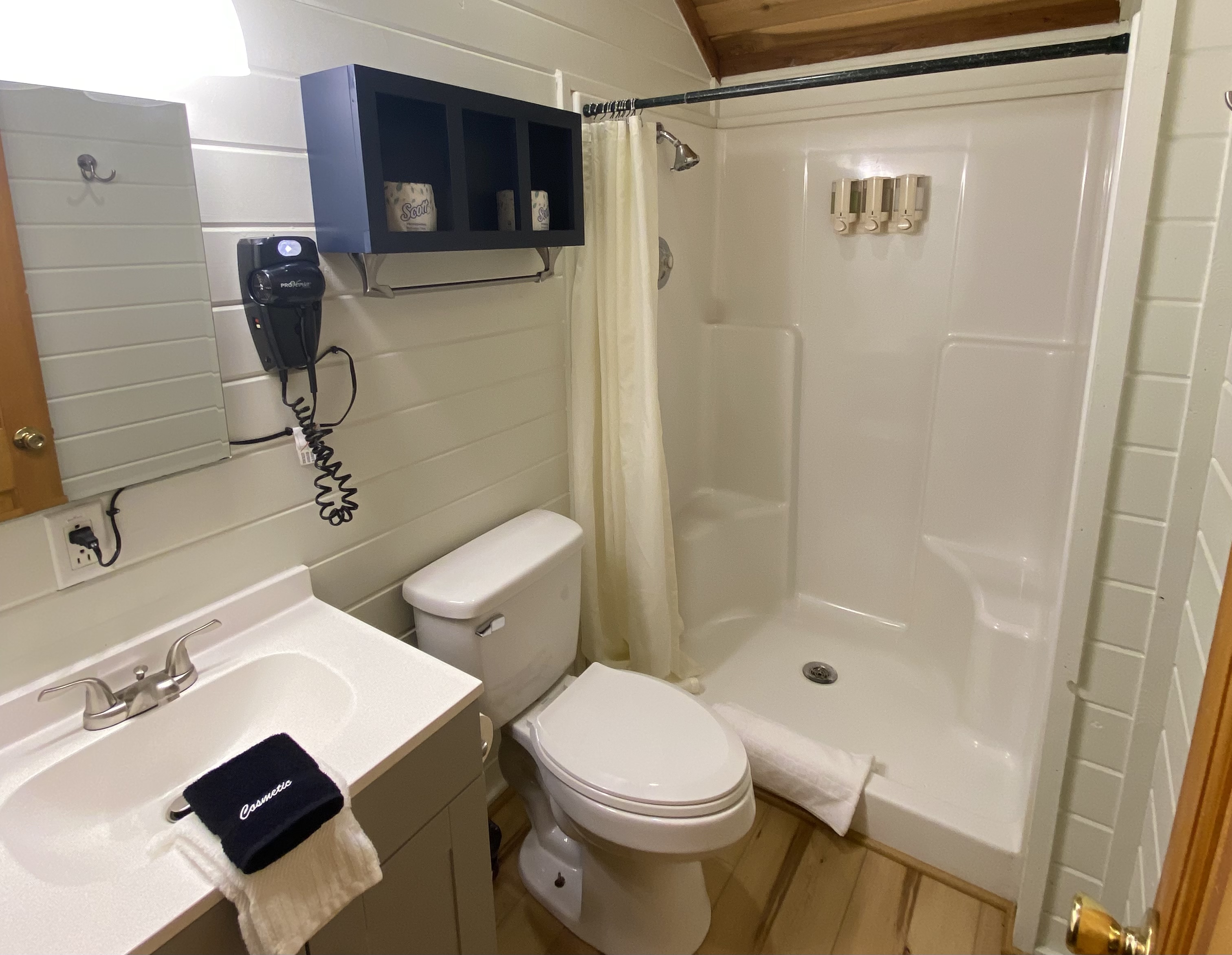 Deluxe cabin with swing bathroom