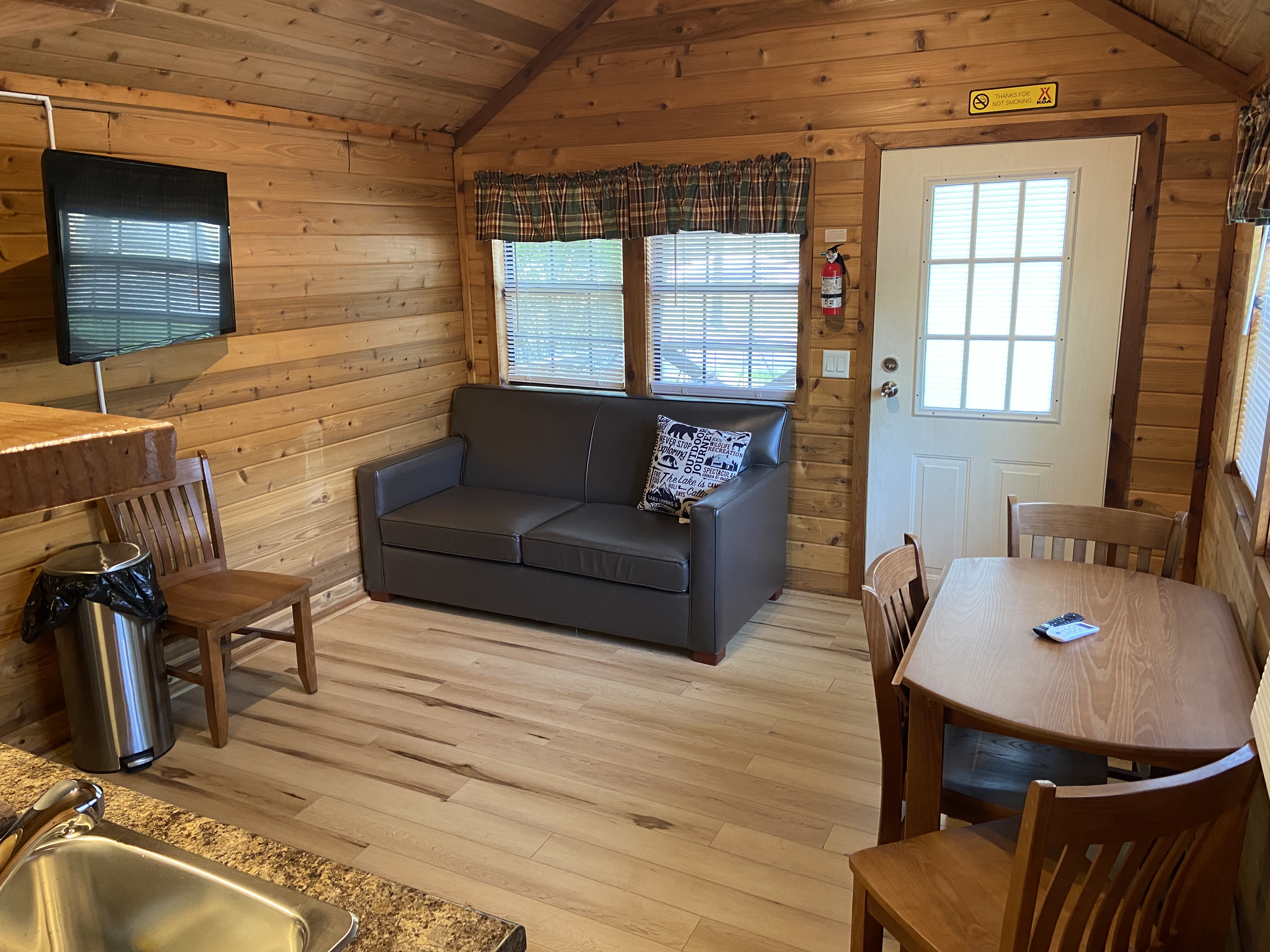 Deluxe cabin w/swing DC08