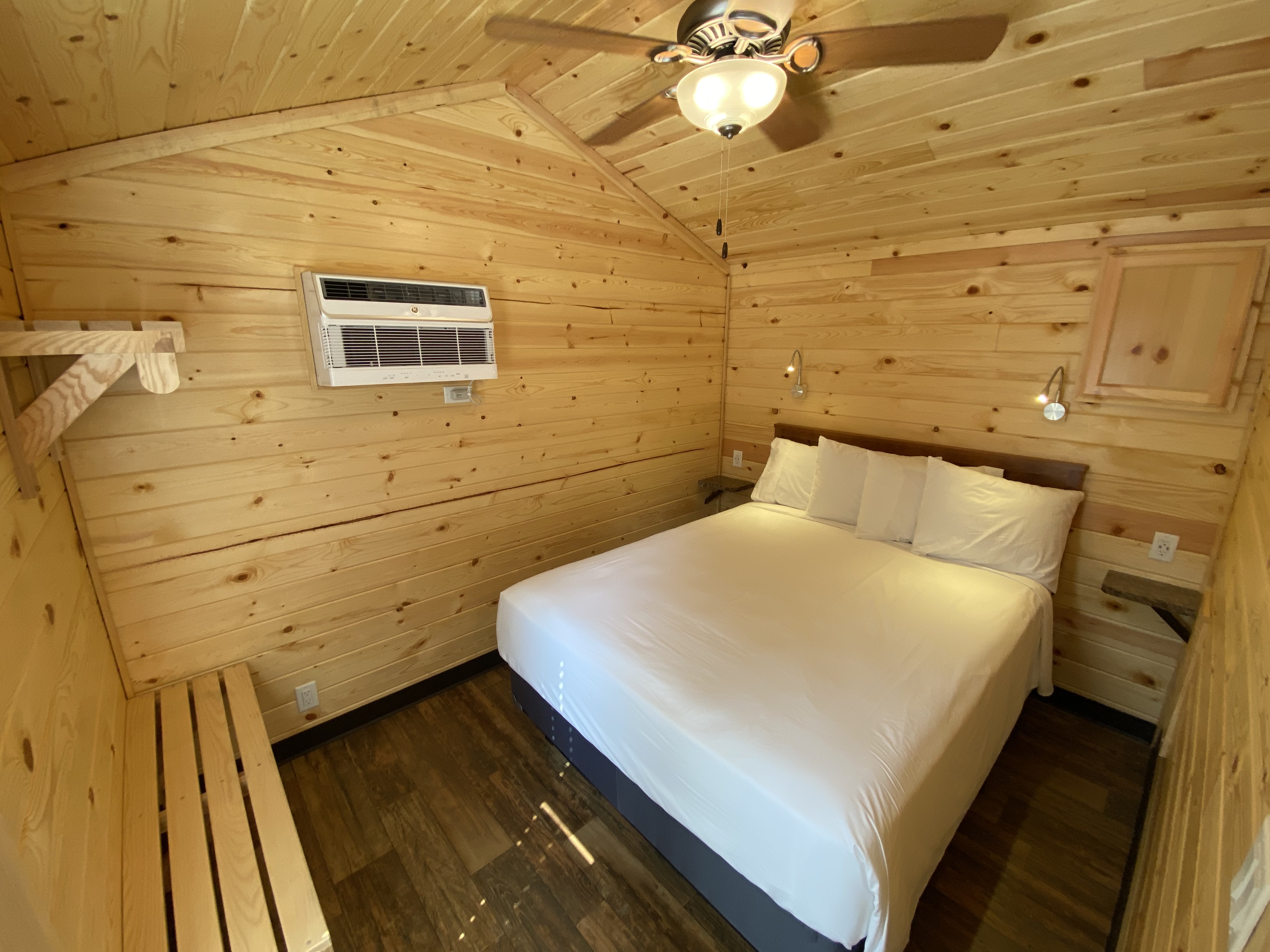 Deluxe cabin 2 bedroom 1.5 bathroom
