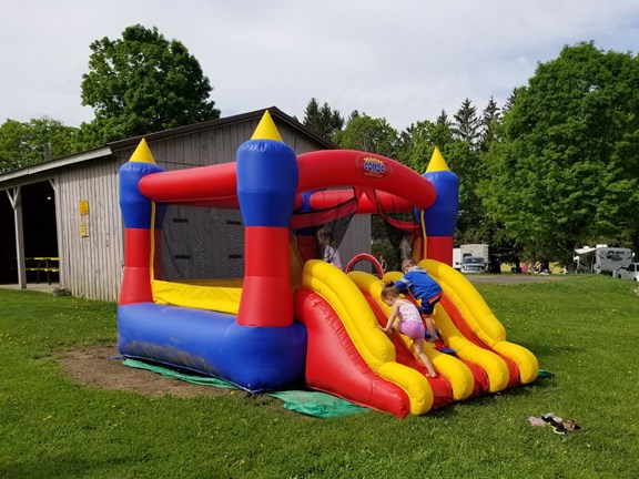 Bounce House   Ages 3-11