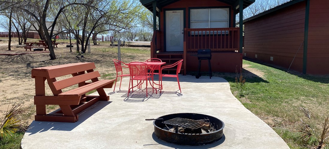 Kenny's Kabin DC01  - 1 bedroom with queen size bed, full bathroom, living area has 1 queen size futon sofa. coffee pot, microwave, AC, mini fridge and Cable TV. Enjoy the spacious front patio with table and chairs, BBQ grill, and fire ring! 4 person Max.