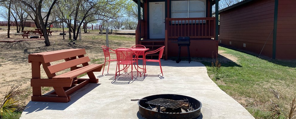 Kenny's Kabin DC01  - 1 bedroom with queen size bed, full bathroom, living area has 1 queen size futon sofa. coffee pot, microwave, AC, mini fridge and Cable TV. Enjoy the spacious front patio with table and chairs, BBQ grill, and fire ring! 4 person Max.