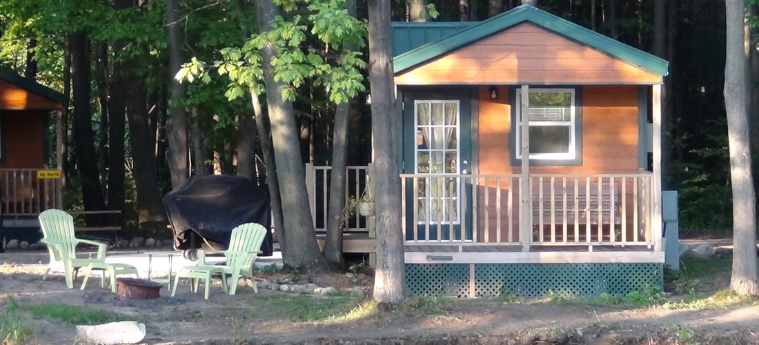 Deluxe studio cabin around pond