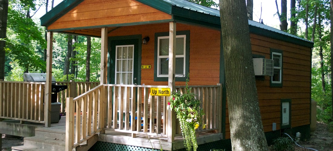 Deluxe studio cabin around pond