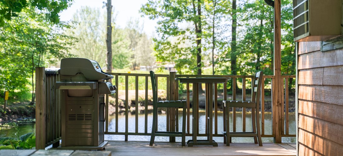 Studio cabins near pond