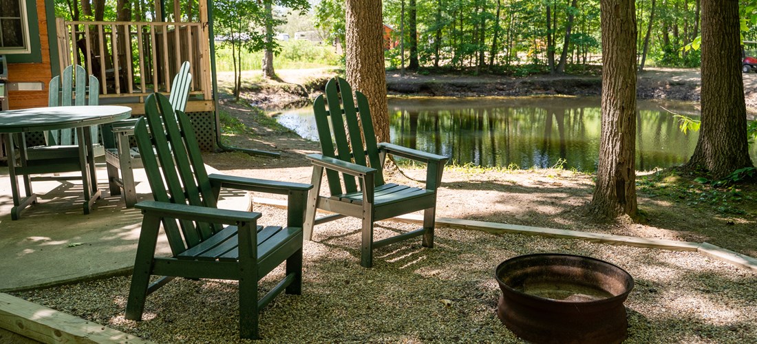 Studio cabins near pond