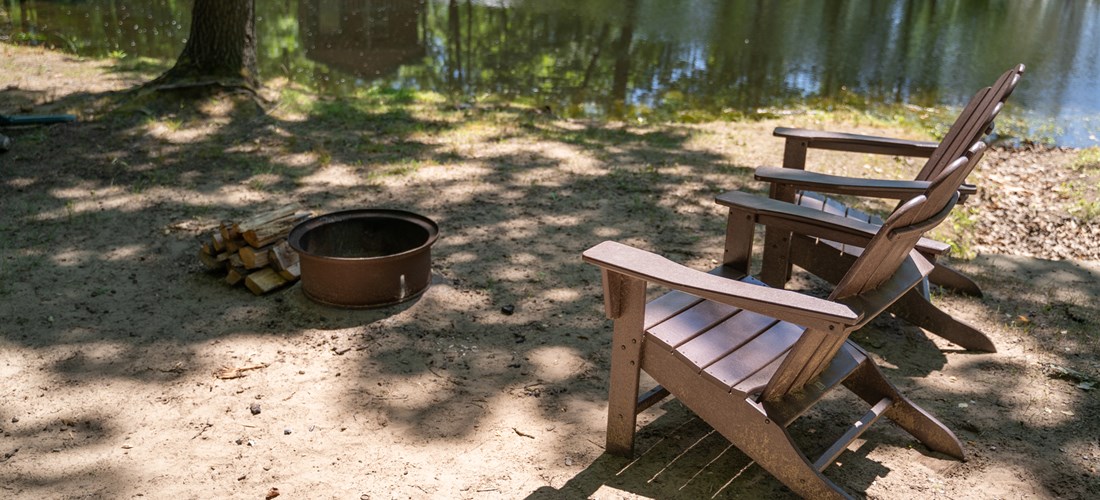 Studio cabins near pond
