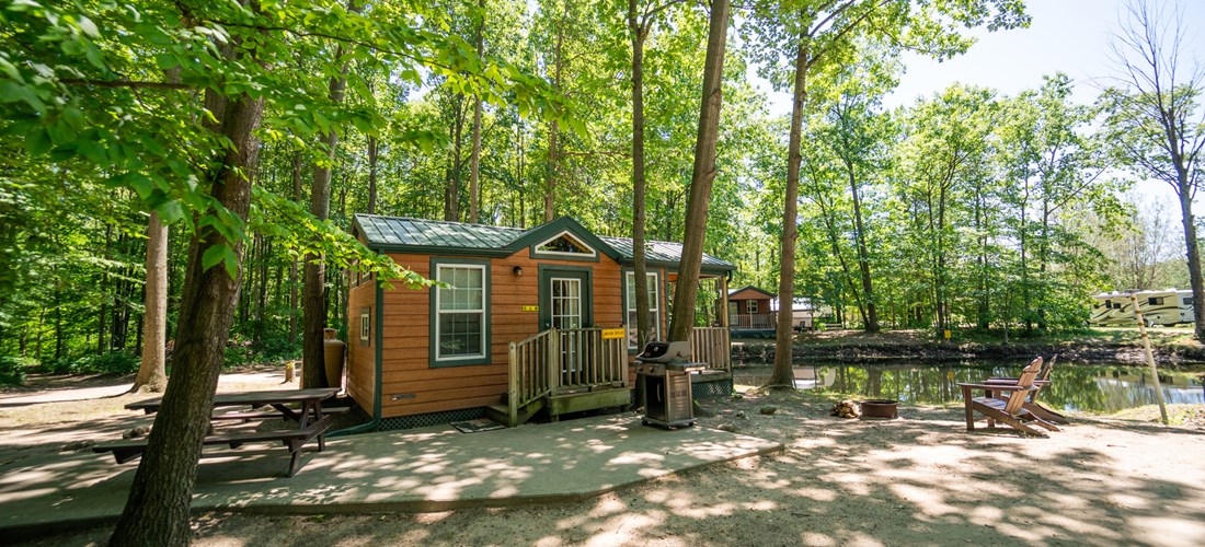 Studio cabins near pond
