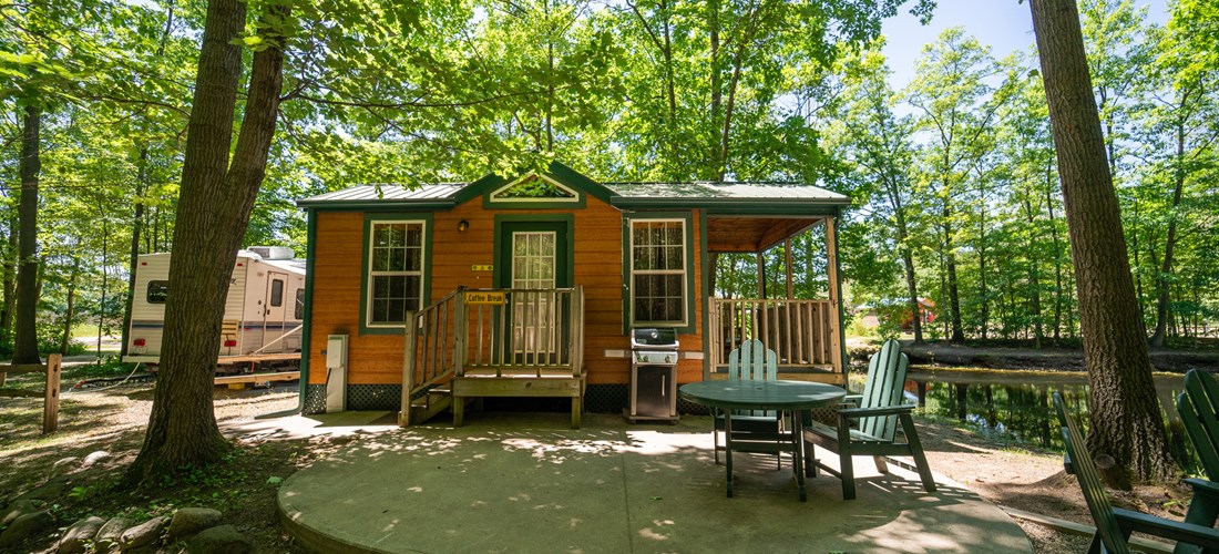 Studio cabins near pond