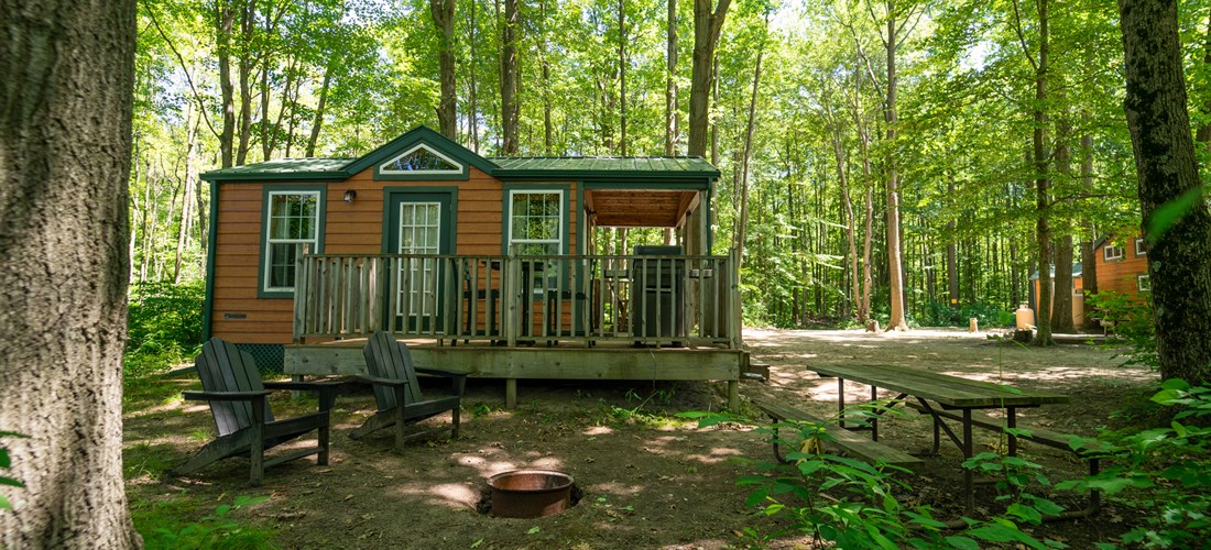 Studio cabins near pond