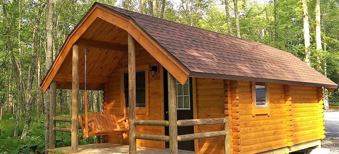Rustic cabin facing the woods!