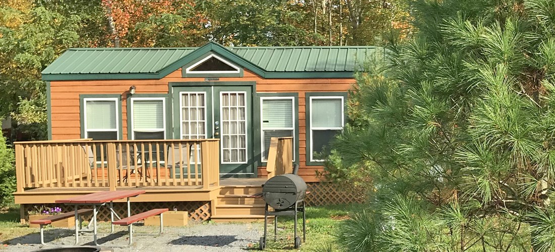 Spacious deluxe cabin with deck and large site area