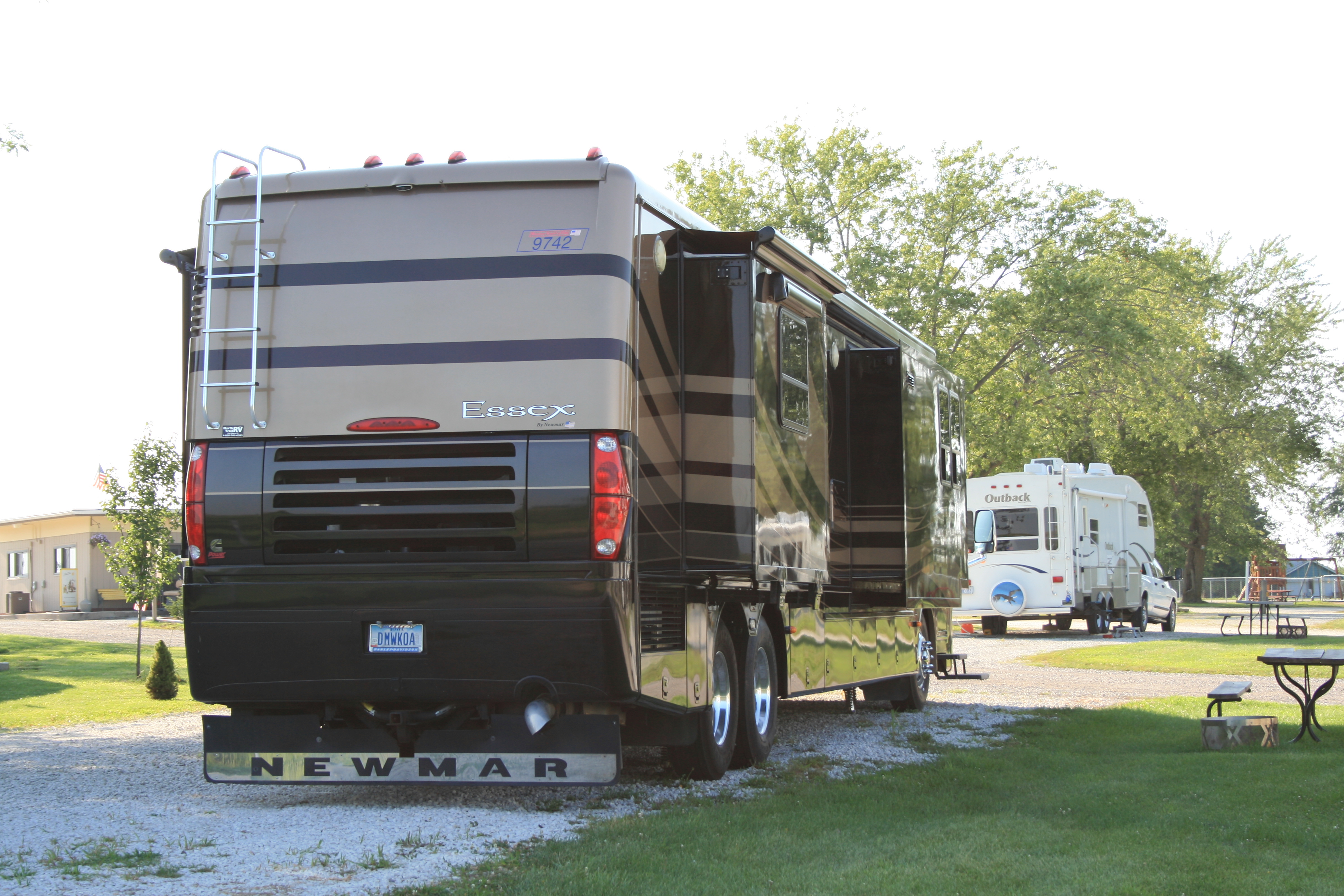 30/50amp Full-Hook-up Pull Thru RV Site