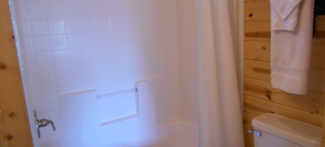 K3 K4 Bathroom with tub shower