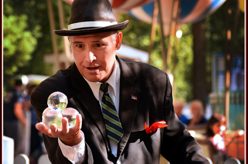 Howard Mincone - Sensational Juggler/Physical Comedian Photo
