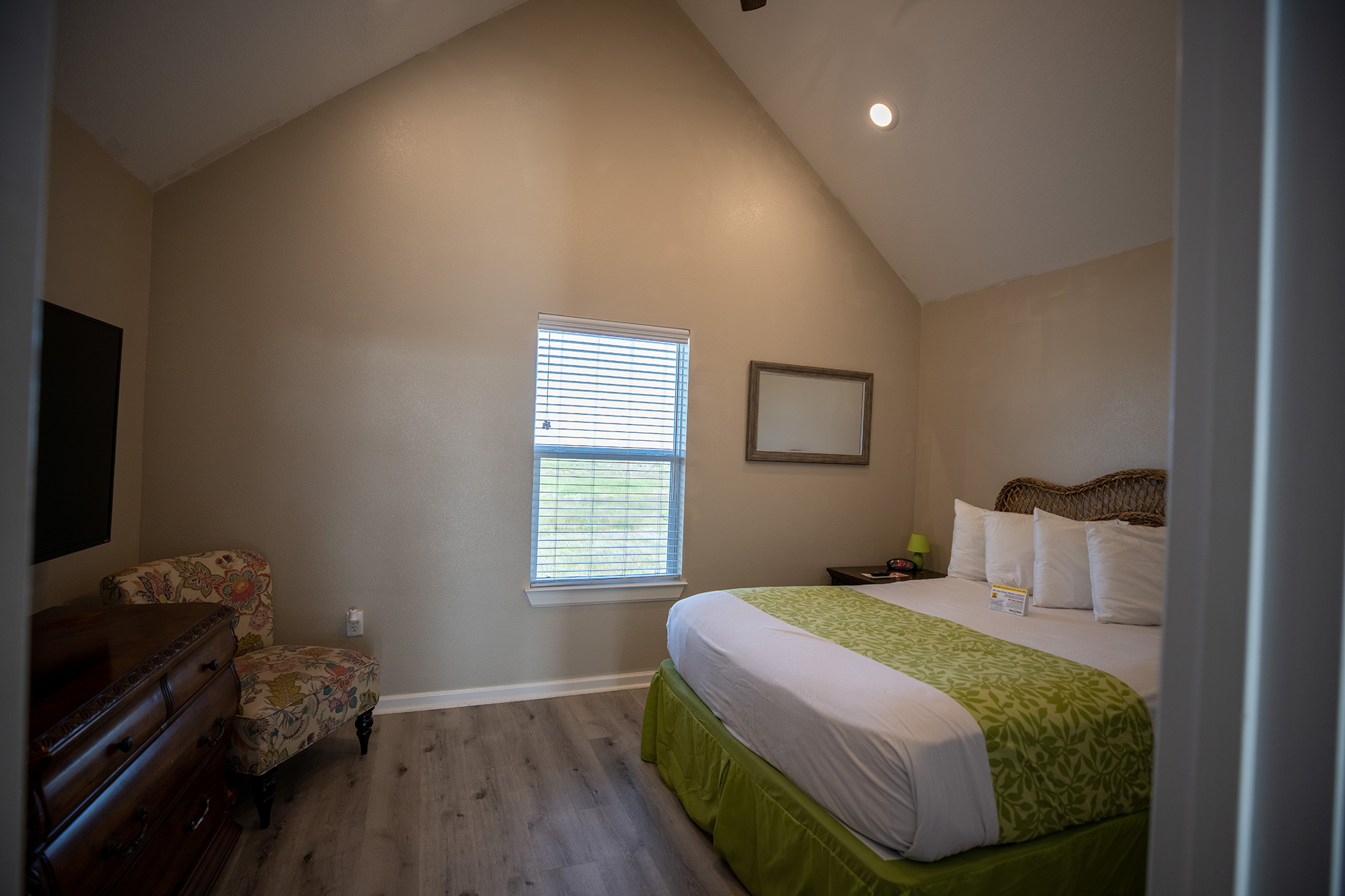 Deluxe Cabin A (Aqua Vista) - Elevated, Sleeps 6
