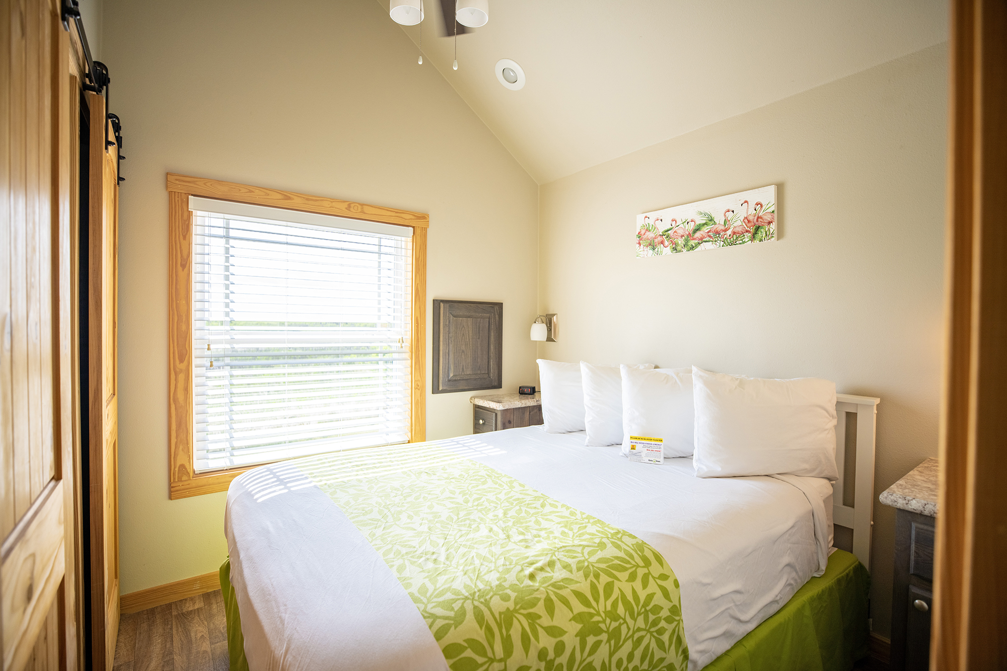 Deluxe Cabin F (Flamingo Fun)