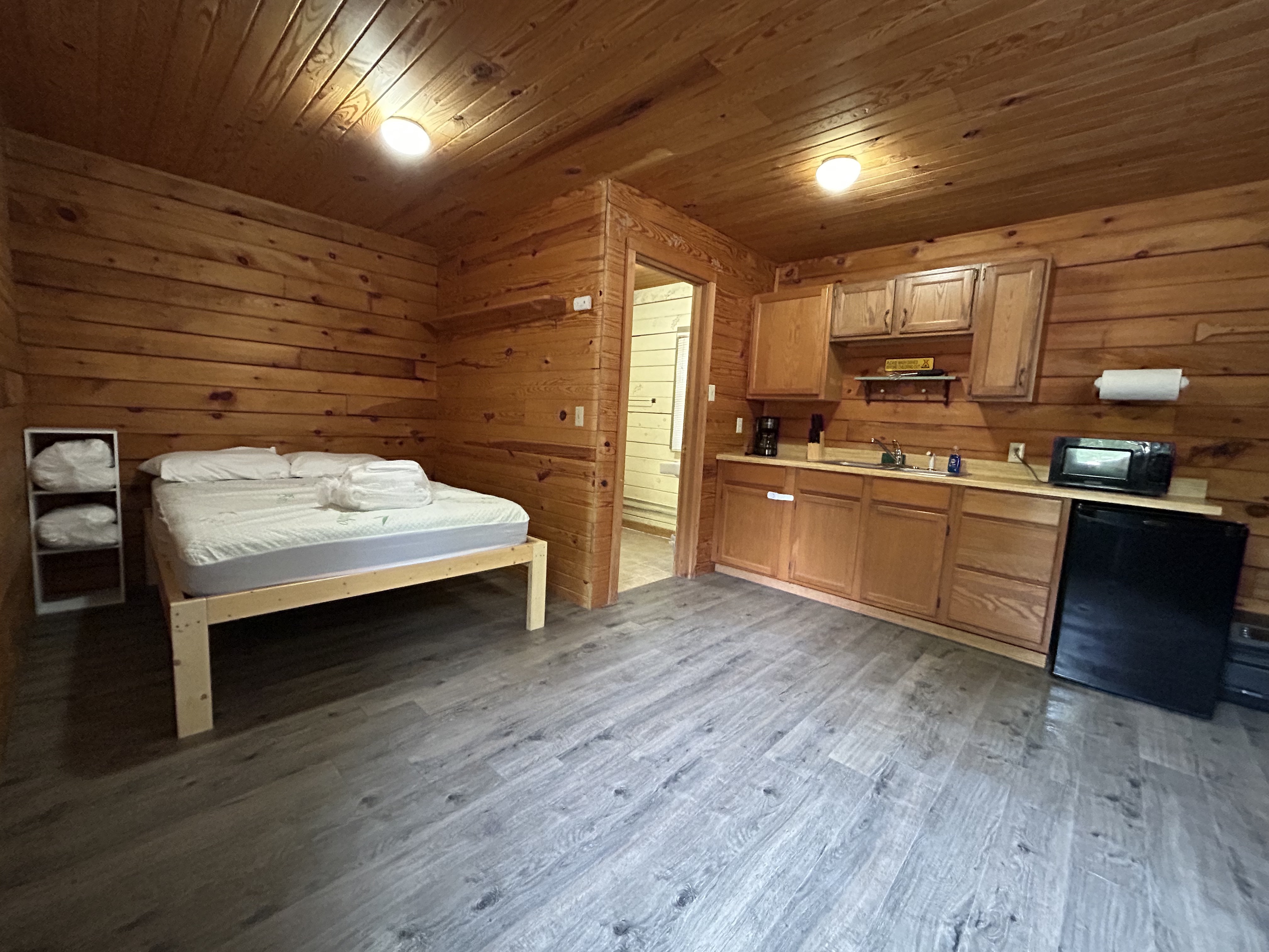 Deluxe Cabin (Full Bath with Shower) Studio Pictures Gaylord South