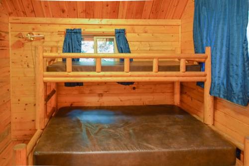 Deluxe Cabin-Deluxe Cottage Bedroom
