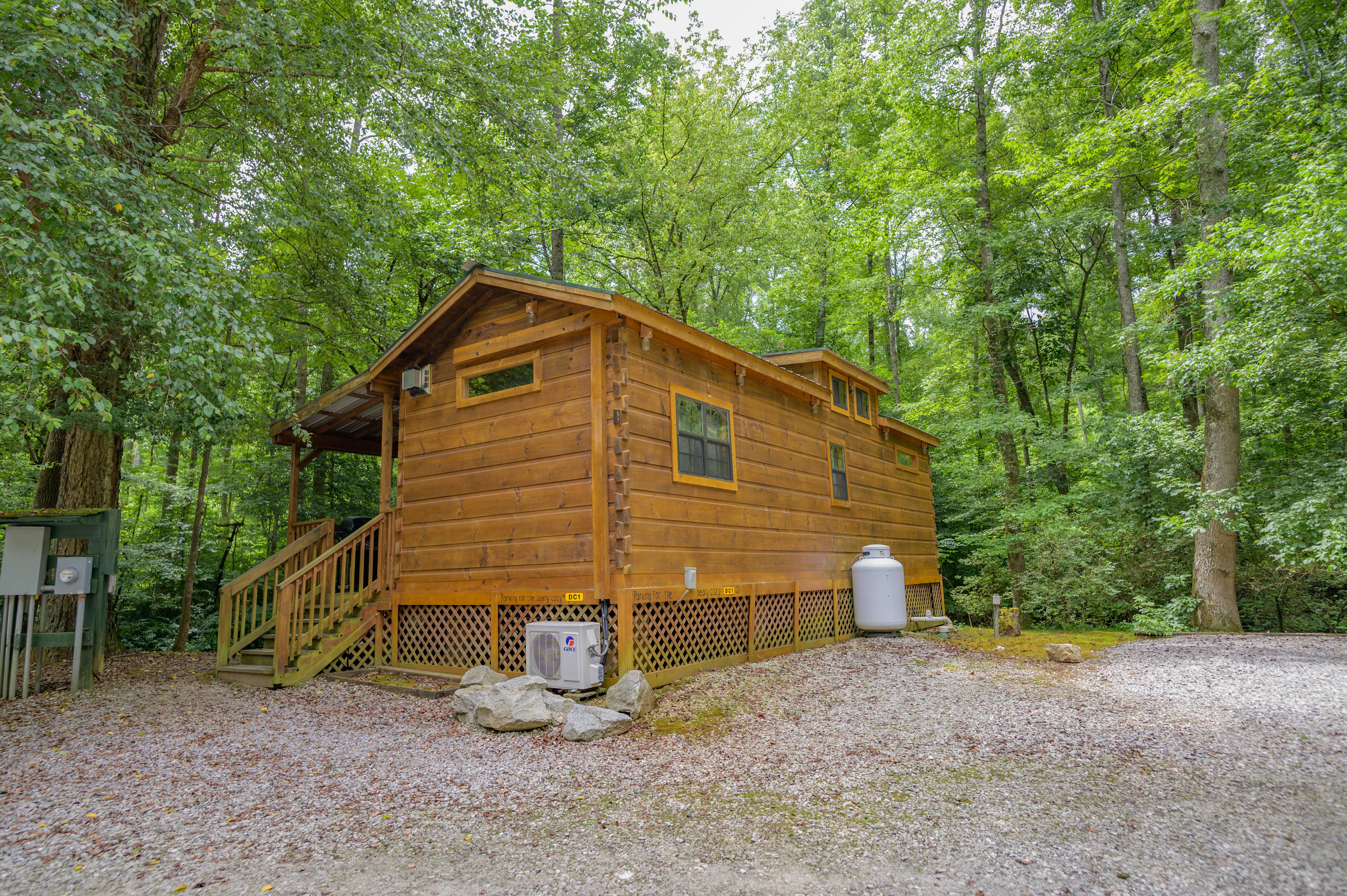 Deluxe Cabin (Full Bath with Shower), KOA Patio ® Pictures Travelers
