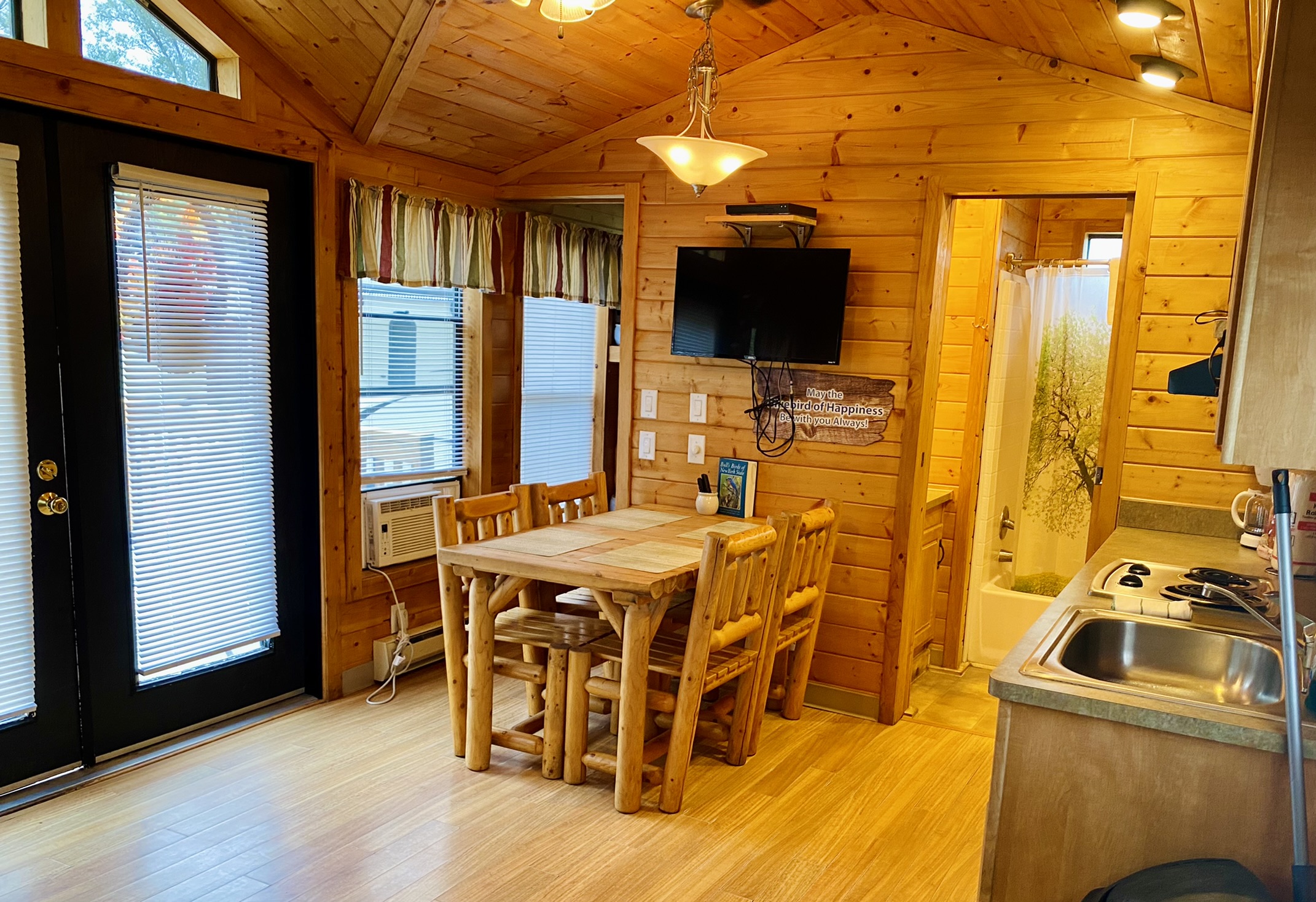 #17-  Bluebird's Nest - Dining Area