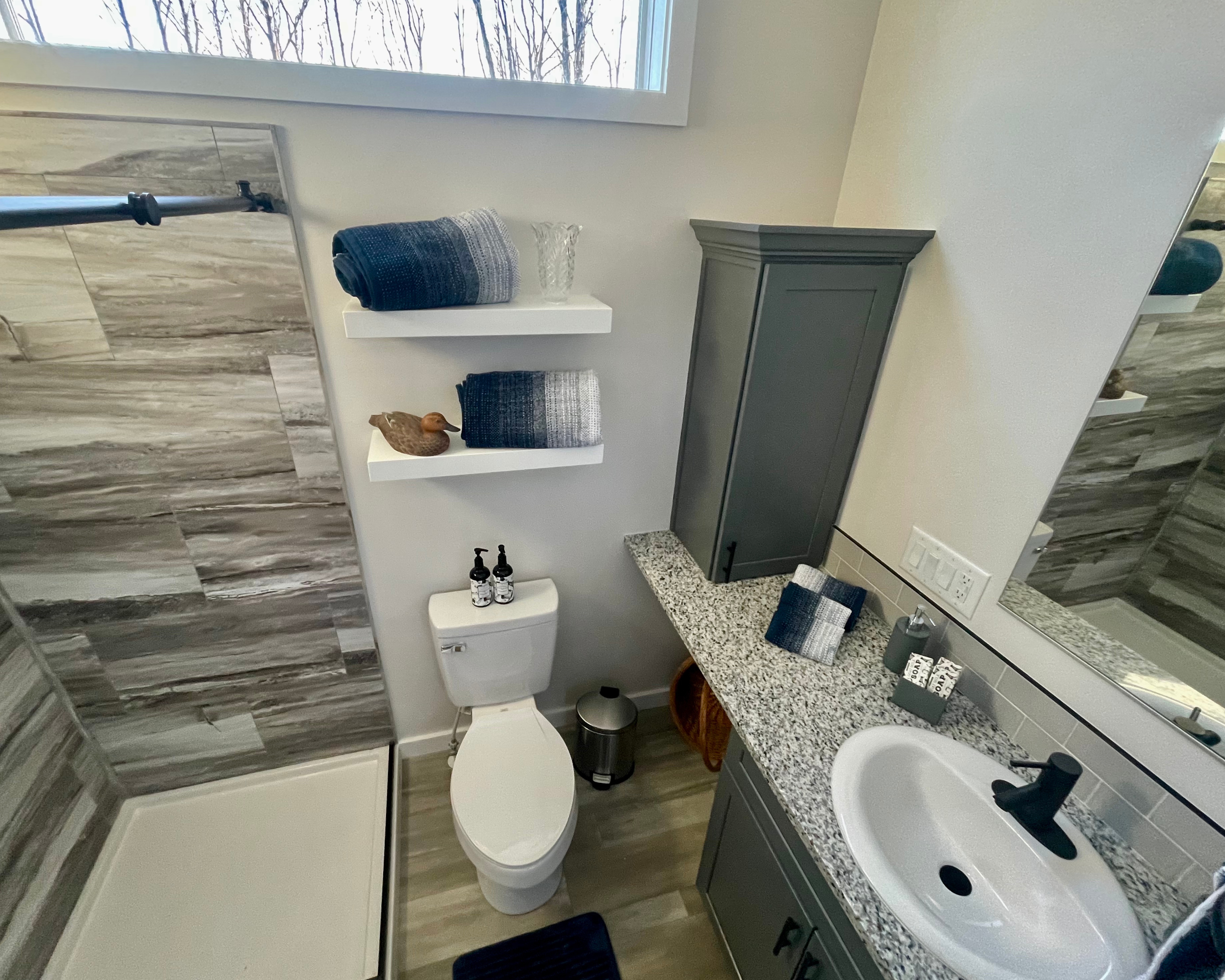 Mountainside Lodge - Bathroom
