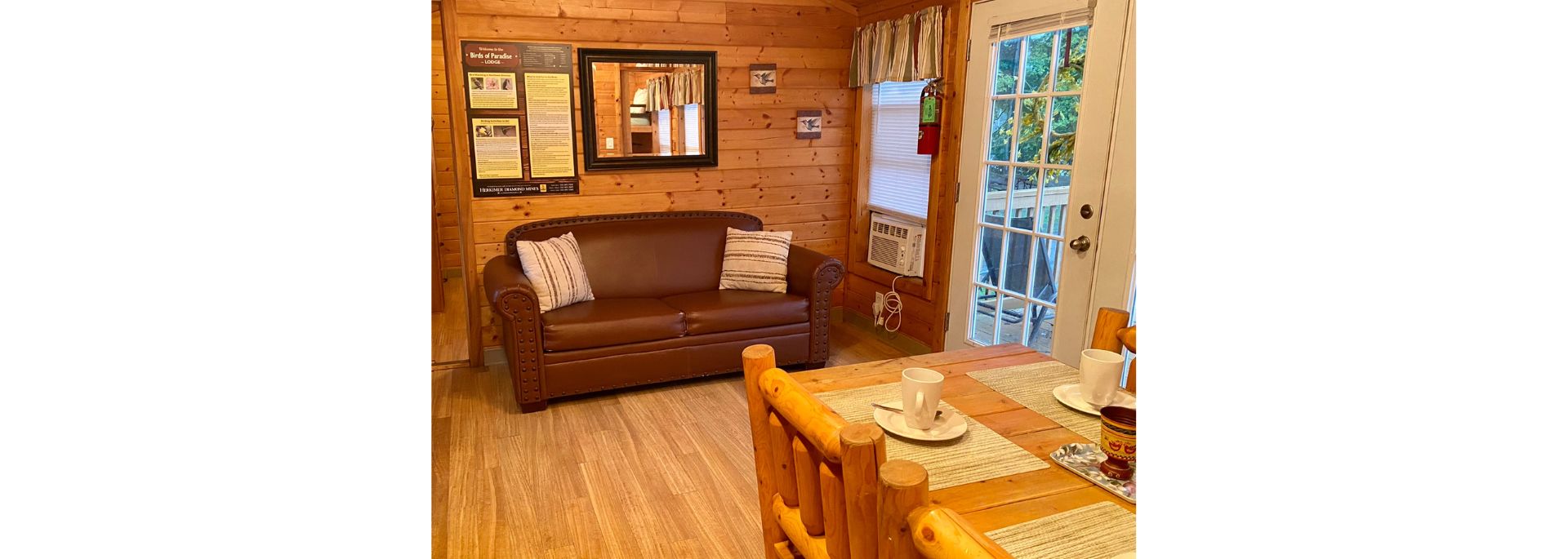 #17-  Bluebird's Nest - Living Area
