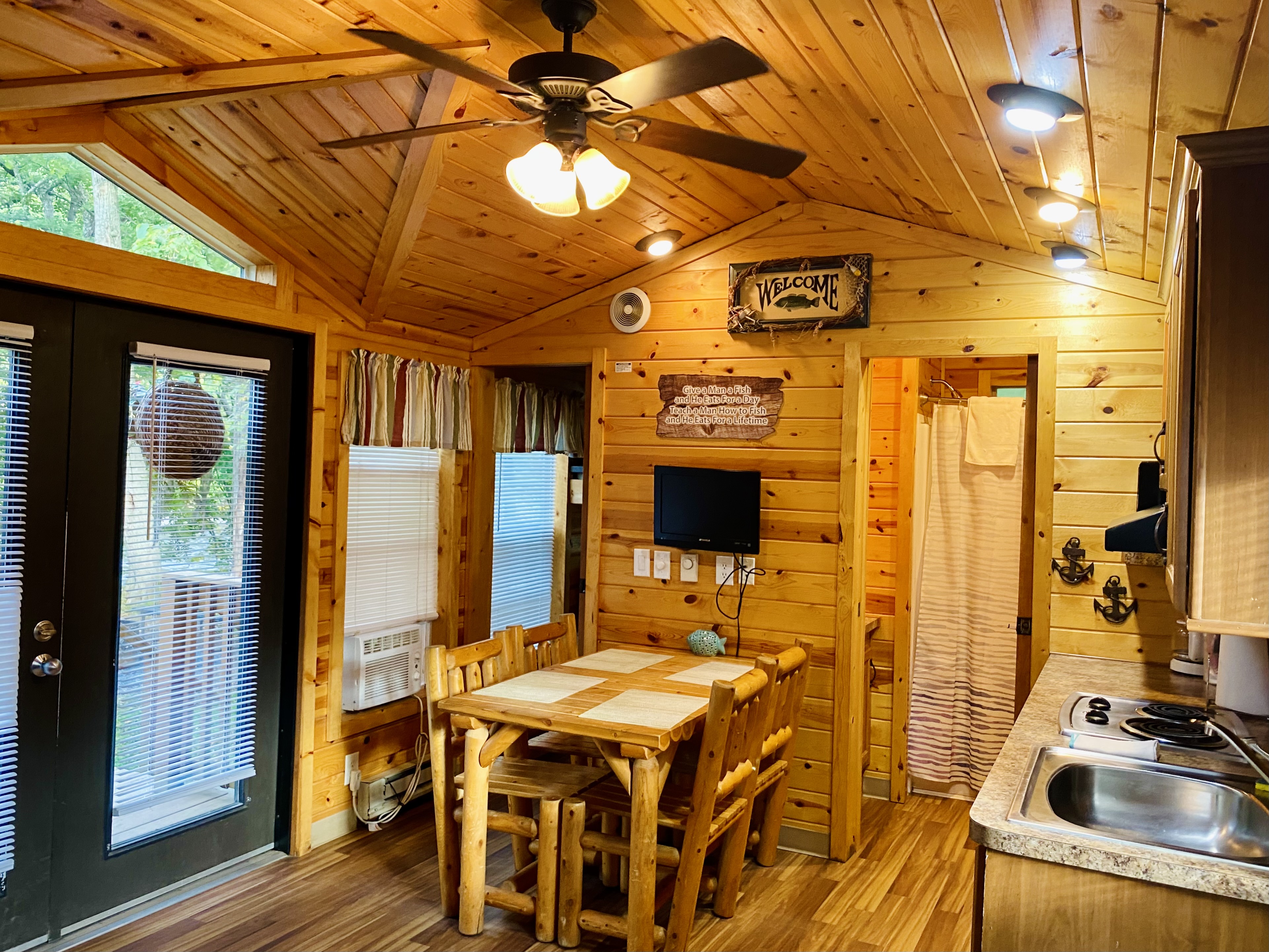 #78-  Crayfish Lodge - Dining Area