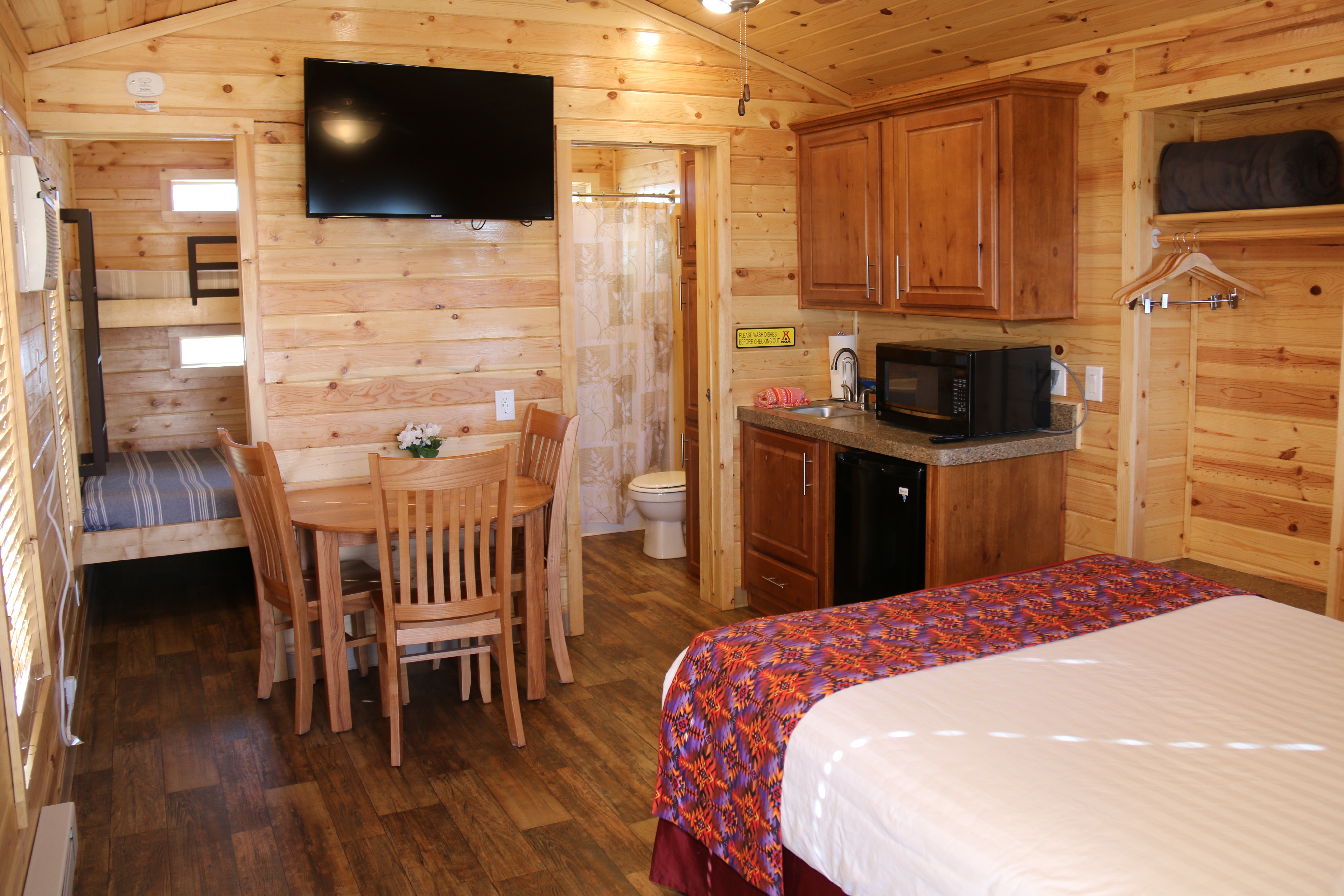 Deluxe Cabin (Full Bath with Shower) Pictures Holbrook / Petrified Forest KOA Journey