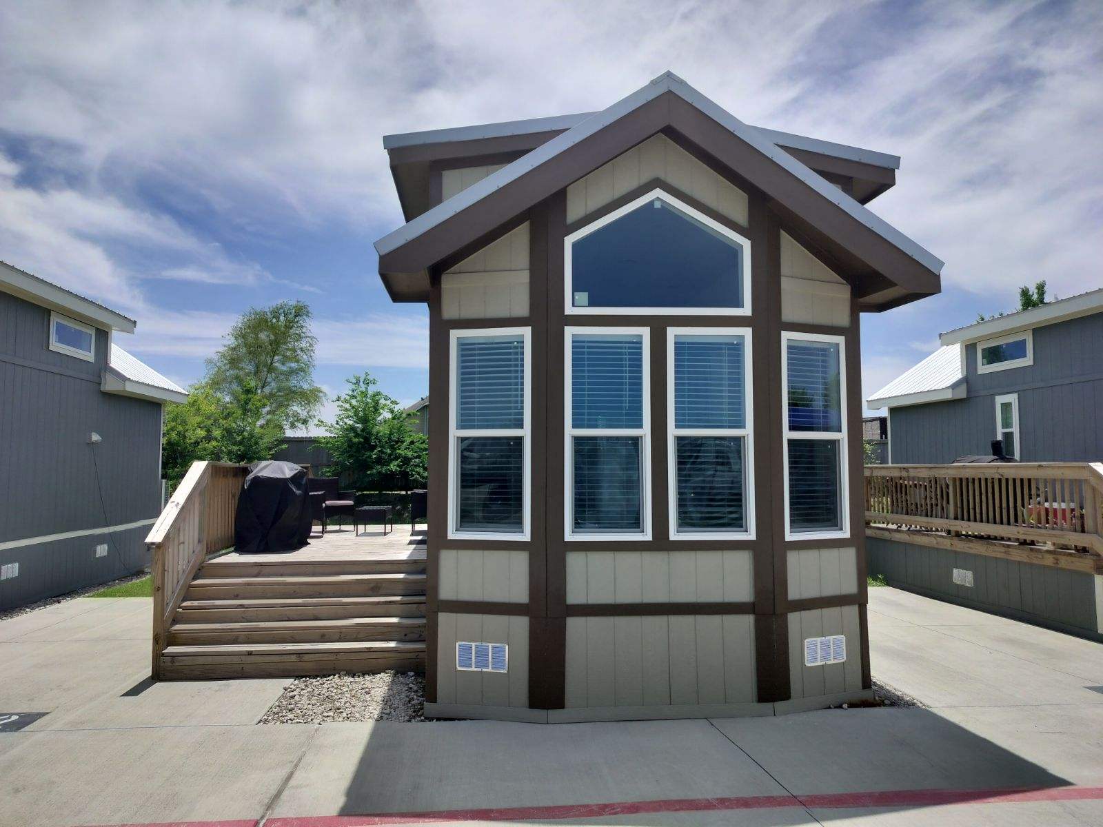Deluxe Tiny Cabin 1