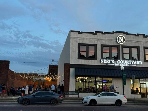 Neri's Courtyard Bar & Grill