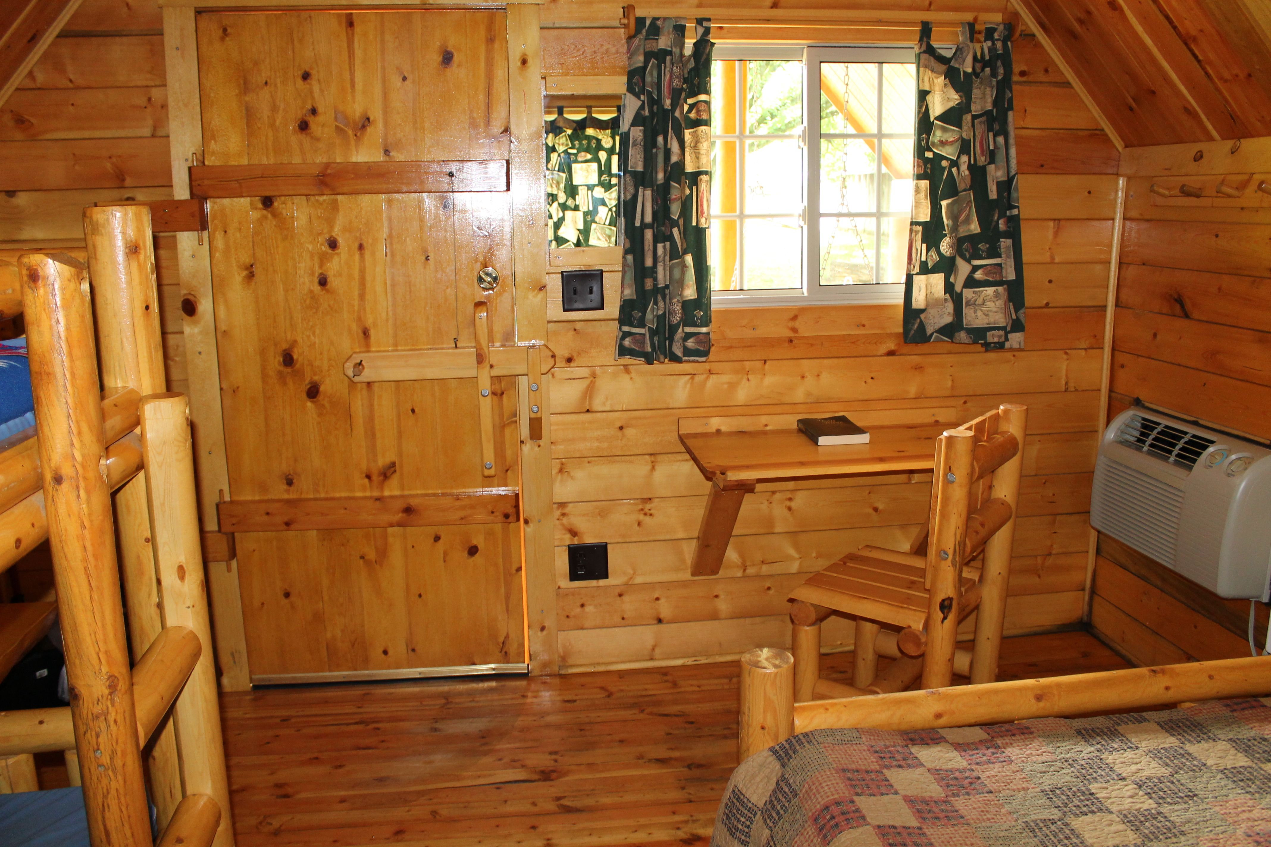 Kamping Kabin one room interior
