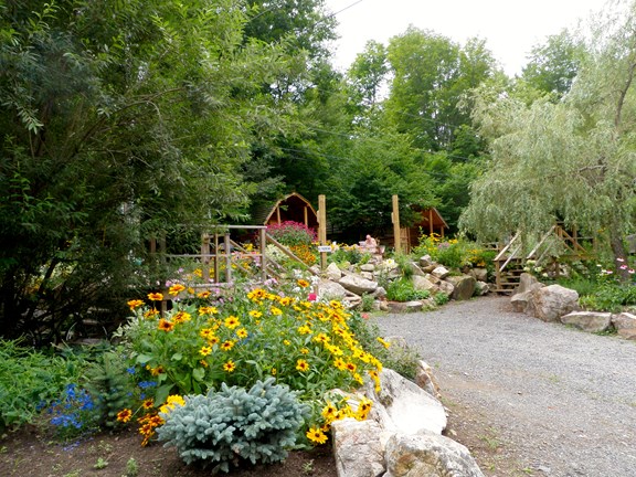 Beautiful Cabin Flower Gardens 1000 Islands Ivy Lea KOA Campground