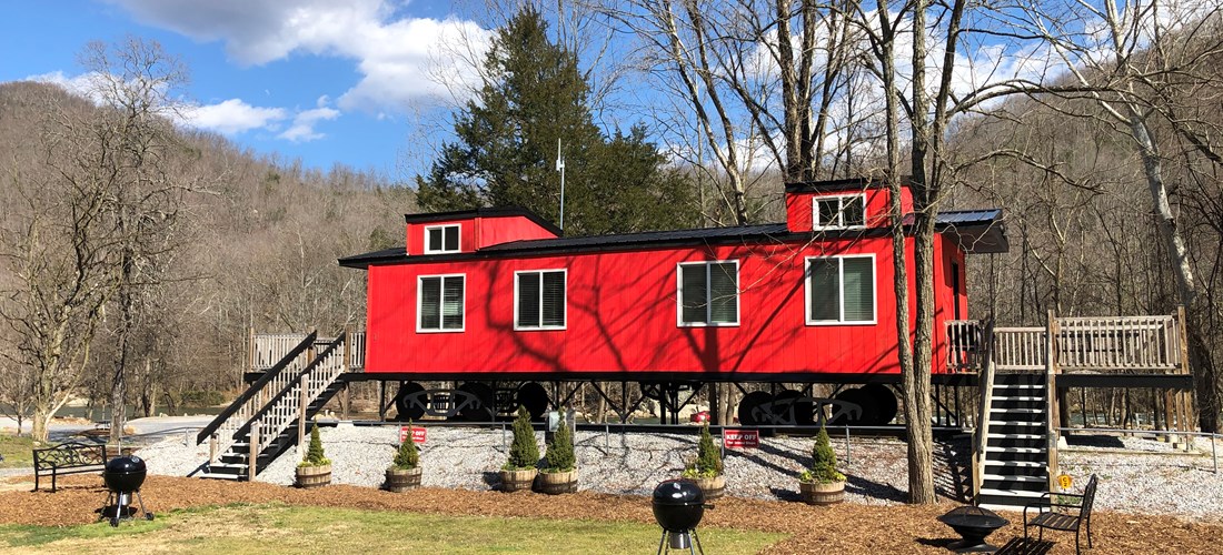 Caboose Rooms With Deck and Dinning Table , Fire Bowl, and Grill