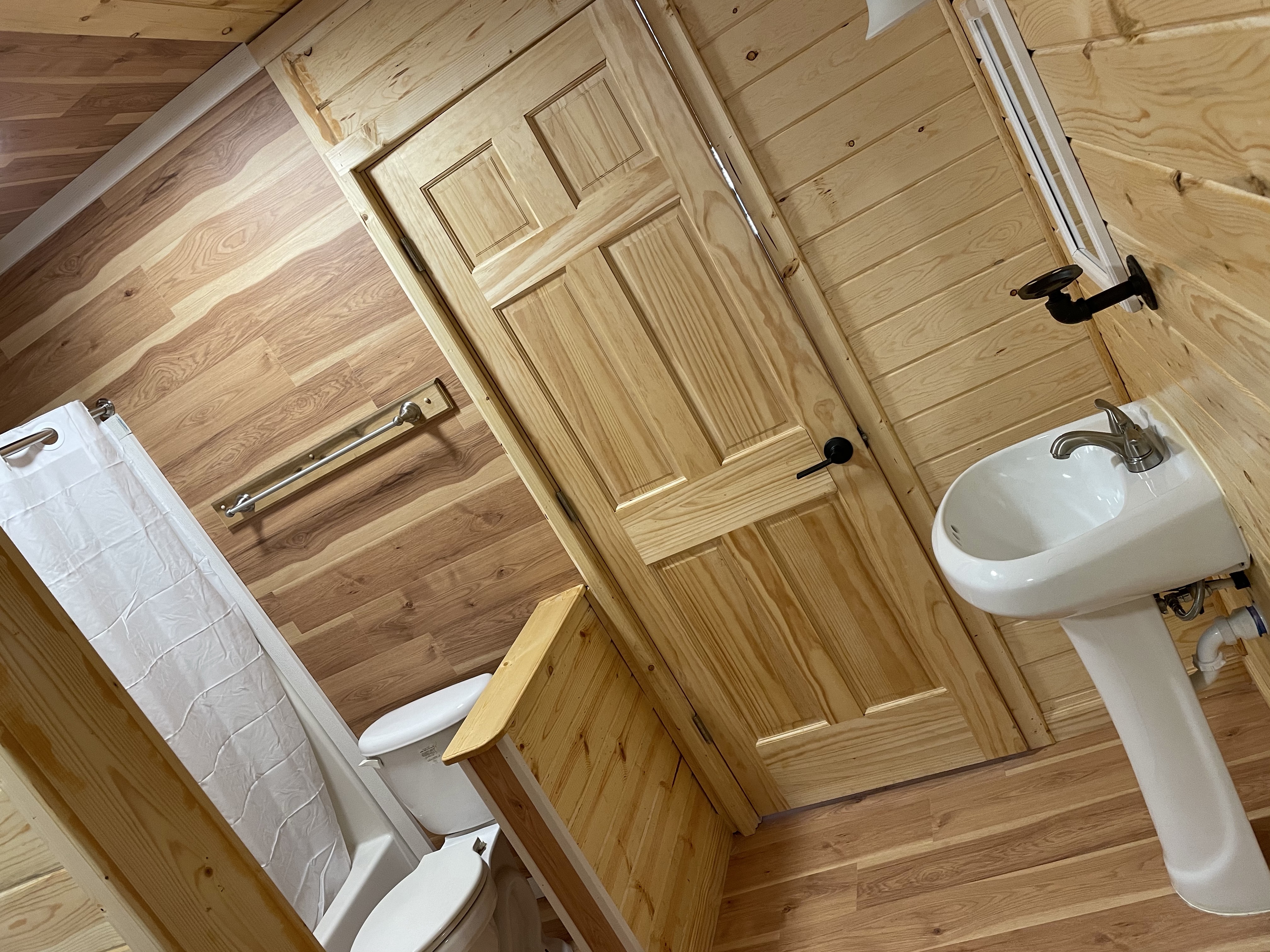 Deluxe Cabin (Full Bath with Shower) Pictures Joplin KOA Journey