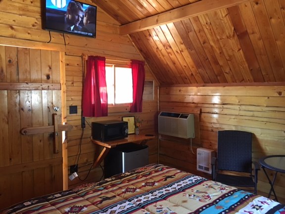 Couple Cabin TV & micro, frig