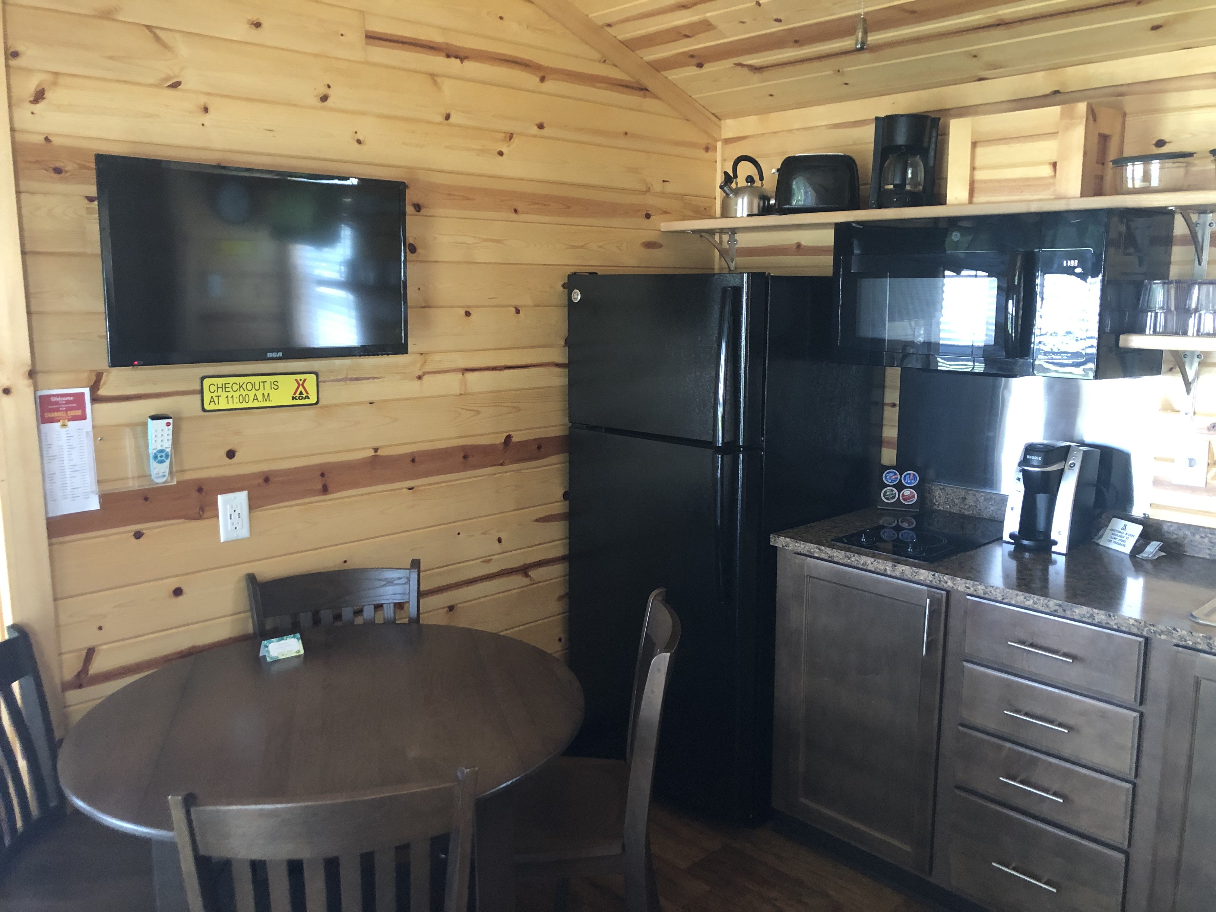 2 Queen Kitchen area