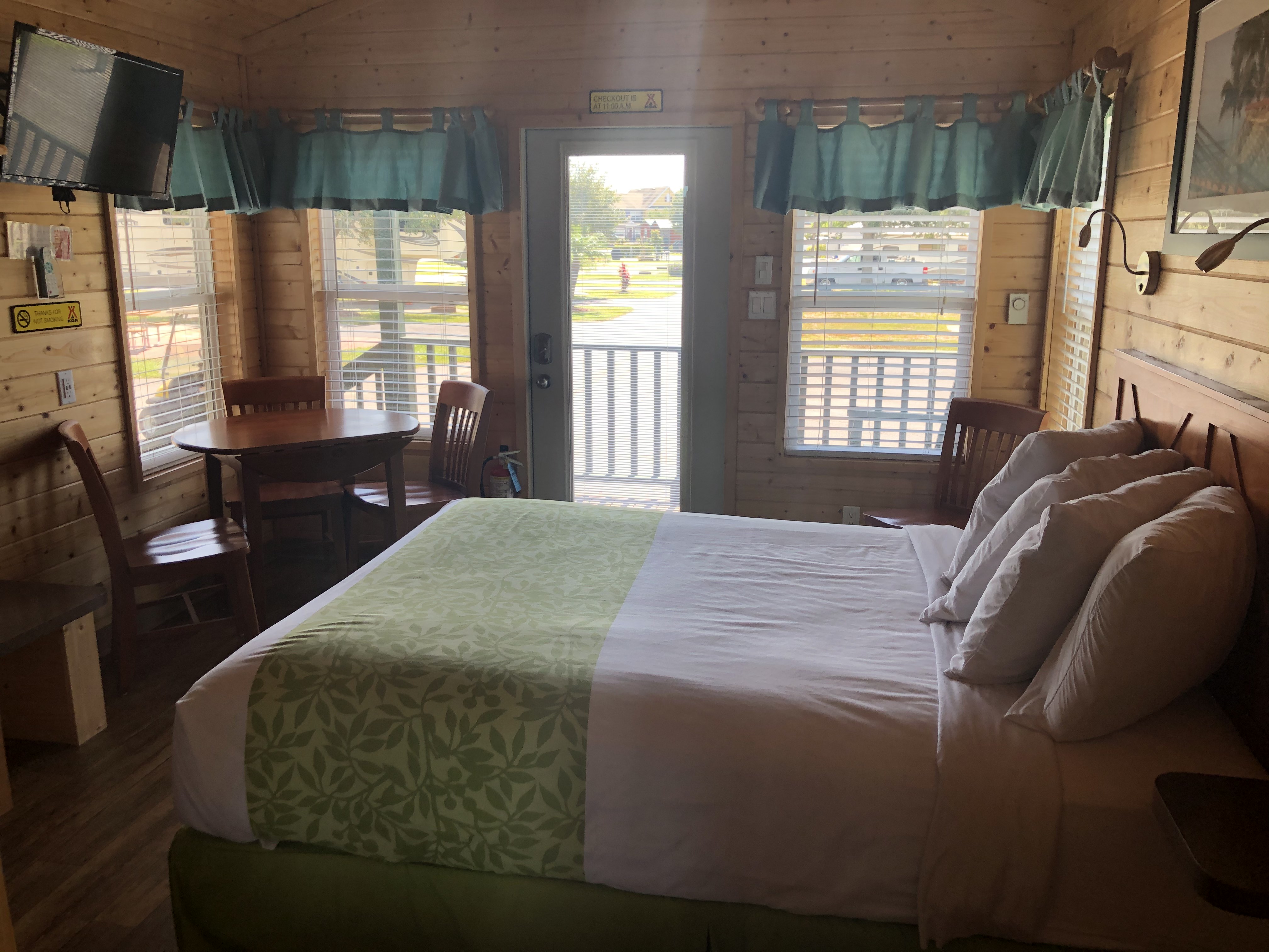 Deluxe Studio Main Bed/Living Room