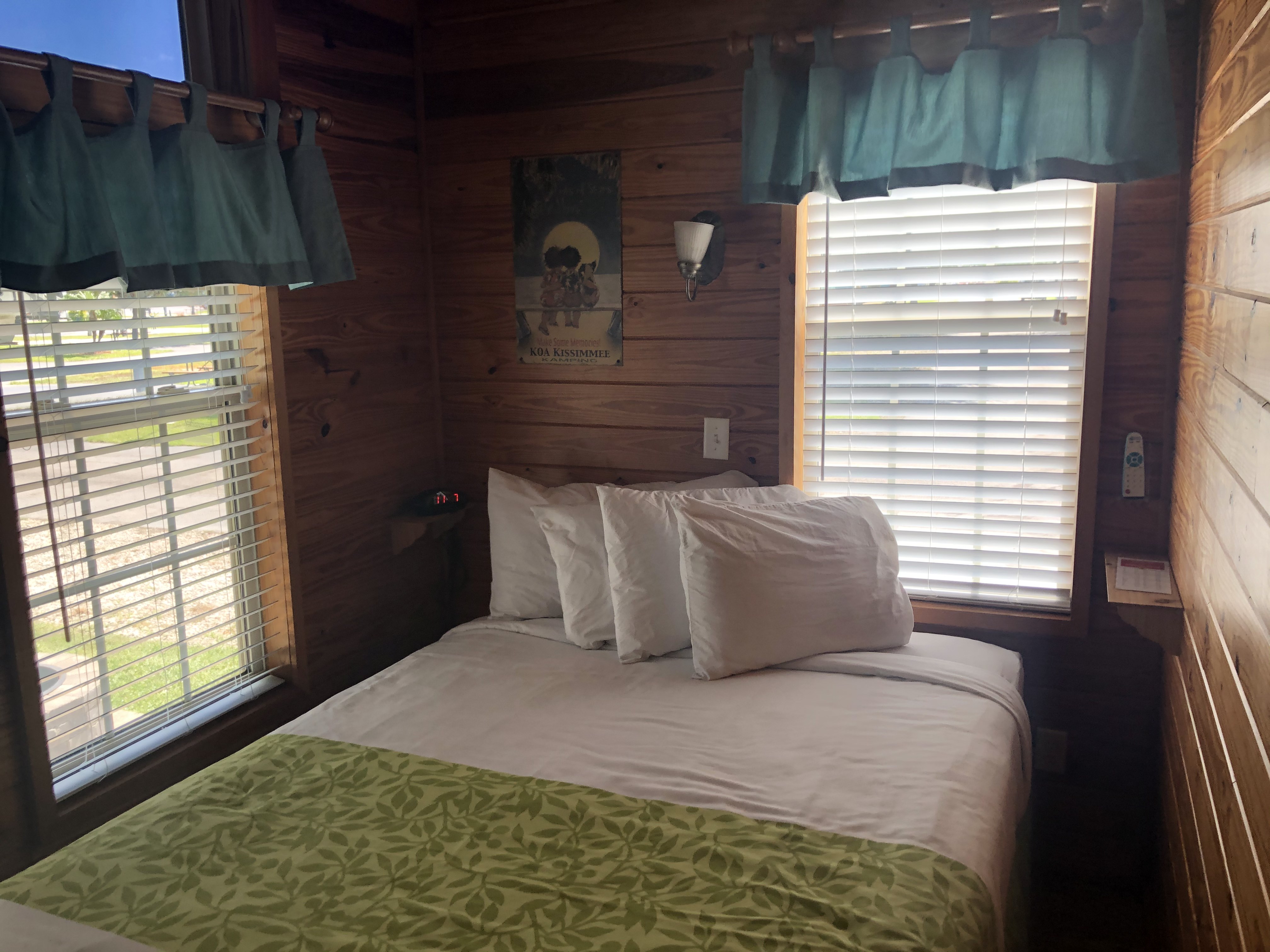 Deluxe Cabin queen bedroom