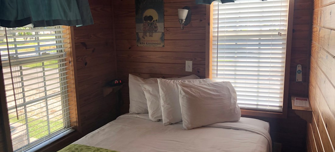 Deluxe Cabin queen bedroom