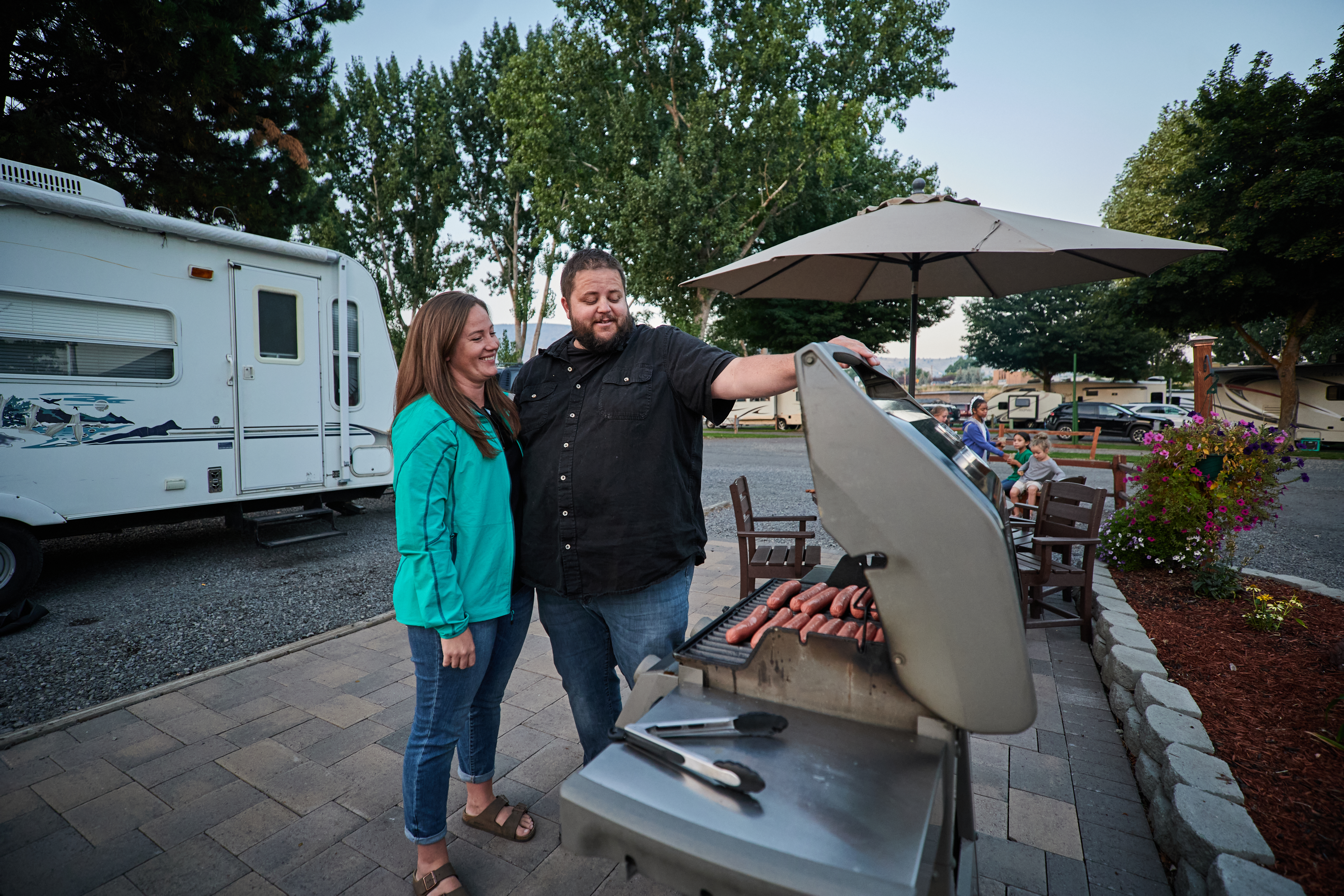 Deluxe Patio, Grillin'
