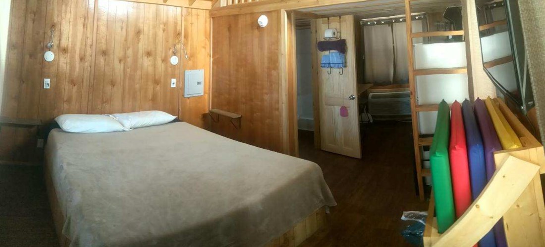 Deluxe Cabin G - Rocky Mountain - interior