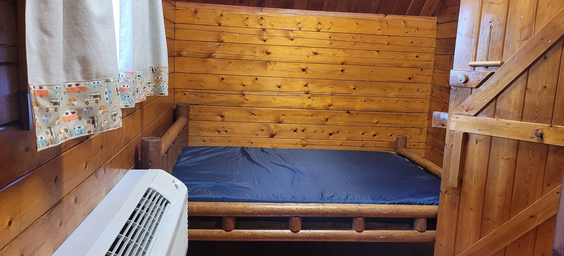 Deluxe Kabin - Back bedroom