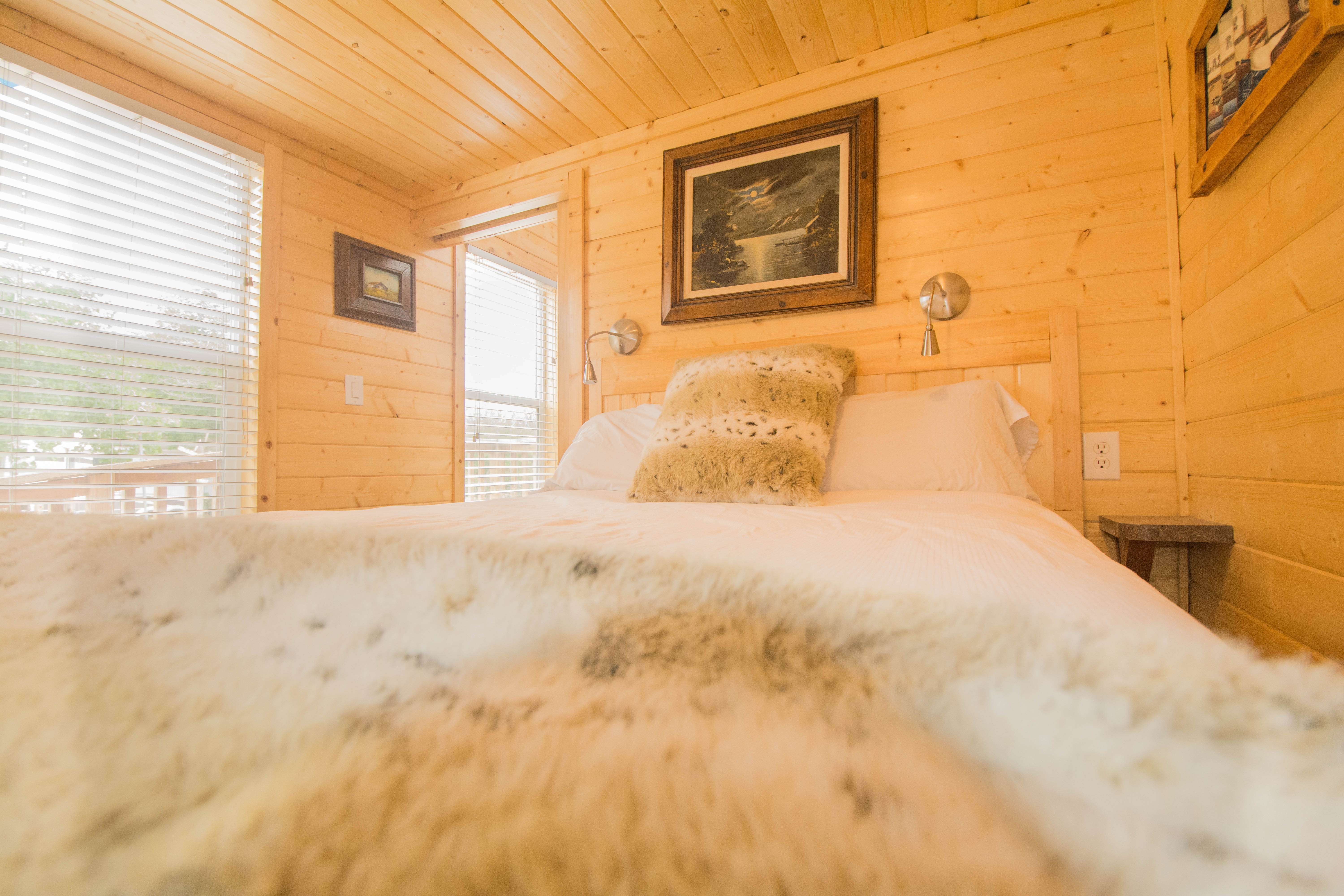 Deluxe Cabin (H) Bedroom
