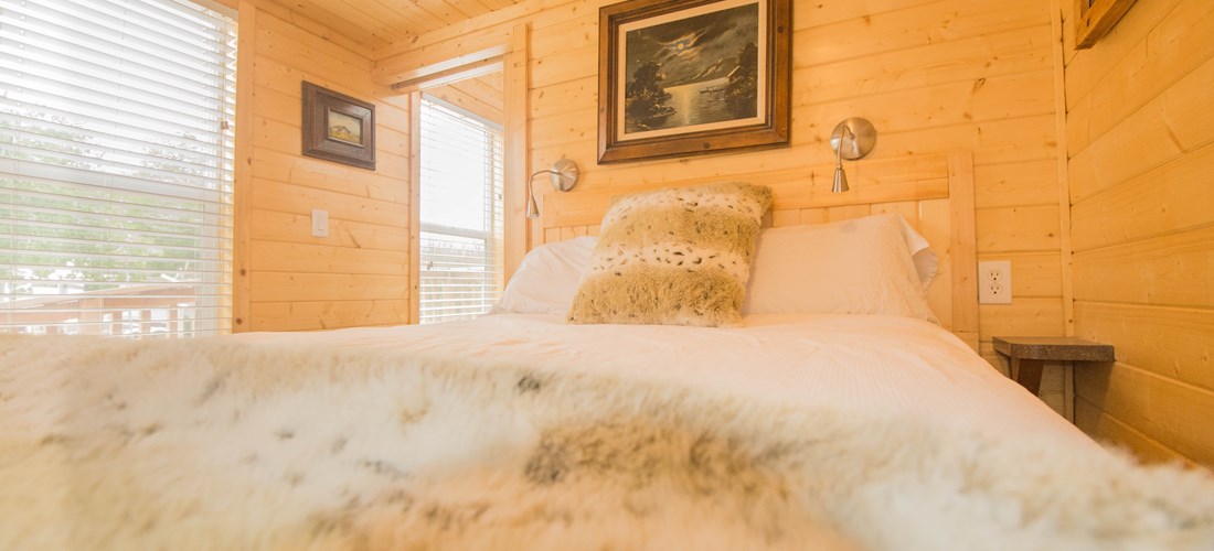 Deluxe Cabin (H) Bedroom